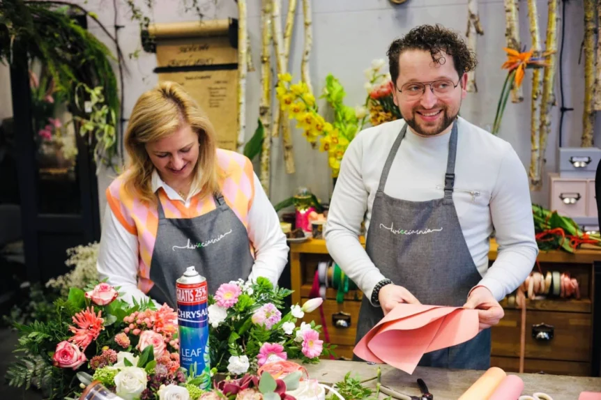 Monika Dąbrowska i Tomasz Max Kuczyński układają bukiety w Kwieciarni