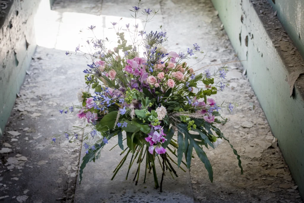 Rozłożysty bukiet z różami, groszkiem pachnącym i niebieskimi kwiatami sezonowymi – kompozycja premium powyżej 200 zł