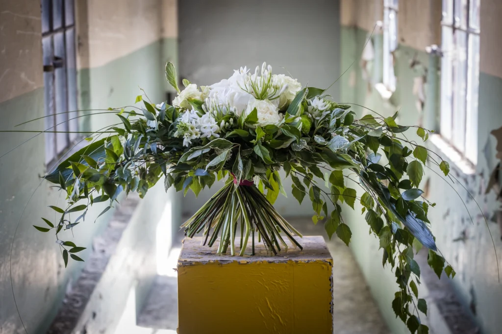 Duży biało-zielony bukiet florystyczny z rozbudowaną linią zieleni – przykład kompozycji o wyższej marży i wartości