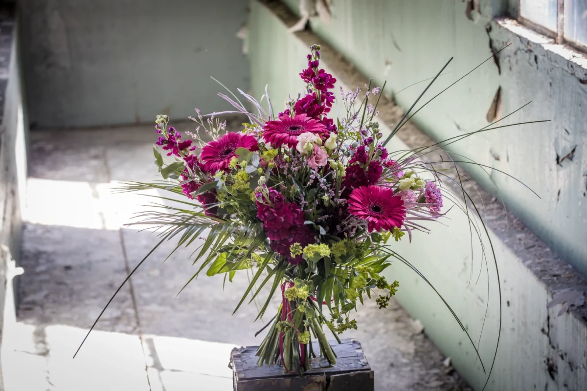 Bukiet z gerberami w odcieniach fuksji i różu ustawiony przy oknie w naturalnym świetle – symbol impulsowego zakupu kwiatów dostępnych 24/7 w kwiatomacie
