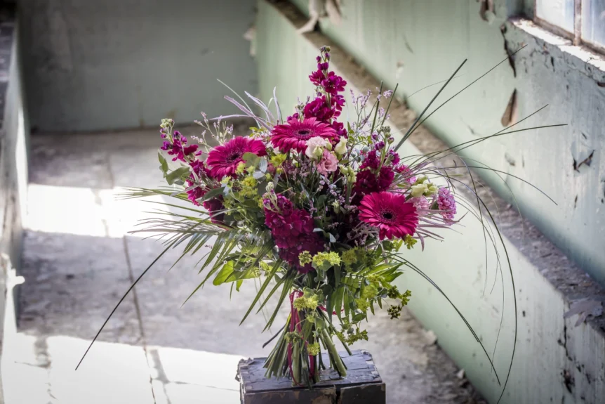 Bukiet z gerberami w odcieniach fuksji i różu ustawiony przy oknie w naturalnym świetle – symbol impulsowego zakupu kwiatów dostępnych 24/7 w kwiatomacie