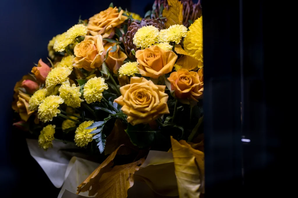 Bukiet z żółtymi różami i chryzantemami w Kwiatomacie VendiFlor – kompozycja premium dostępna 24/7