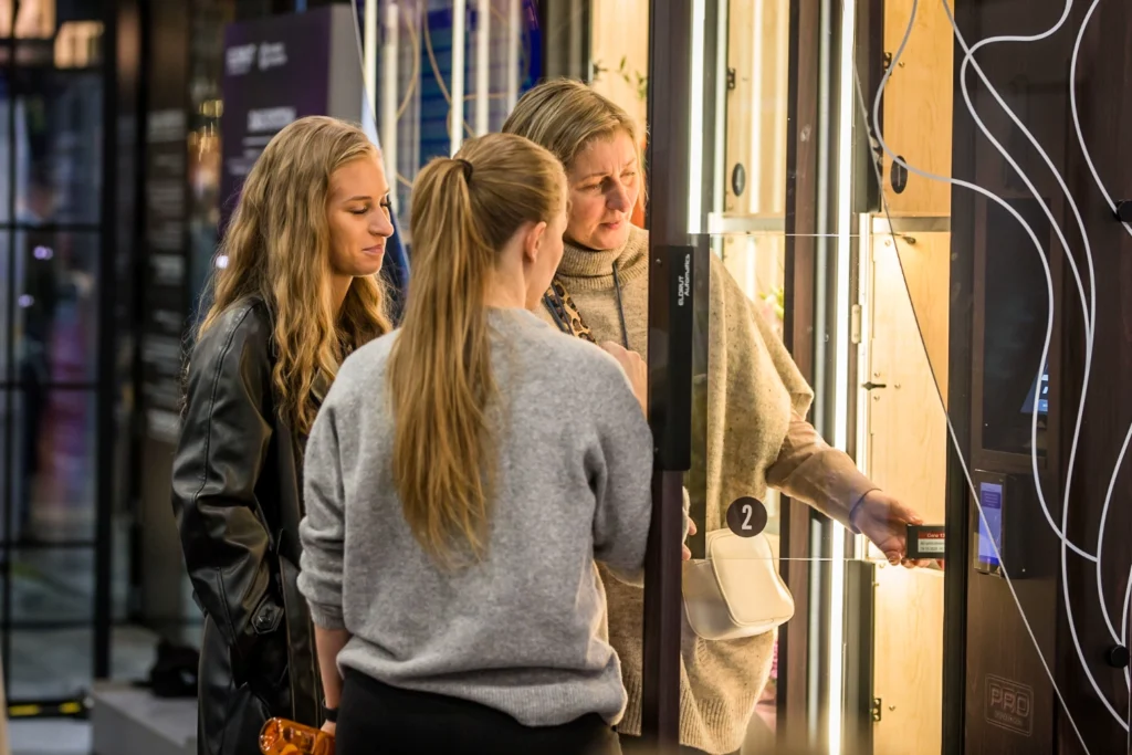 Klientki kupujące bukiet w Kwiatomacie – płatność kartą w automacie z kwiatami 24/7