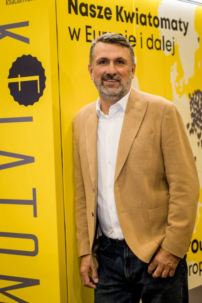 Mężczyzna stojący przy Kwiatomacie, symbol nowej specjalizacji – Operator Kwiatomatów w sieci VendiFlor