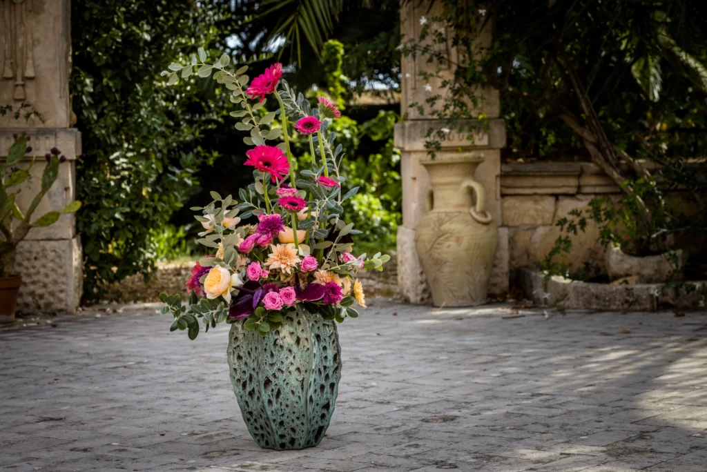 Naturalna kompozycja kwiatowa w wazonie z różowymi i pastelowymi kwiatami – przykład nowoczesnej florystyki