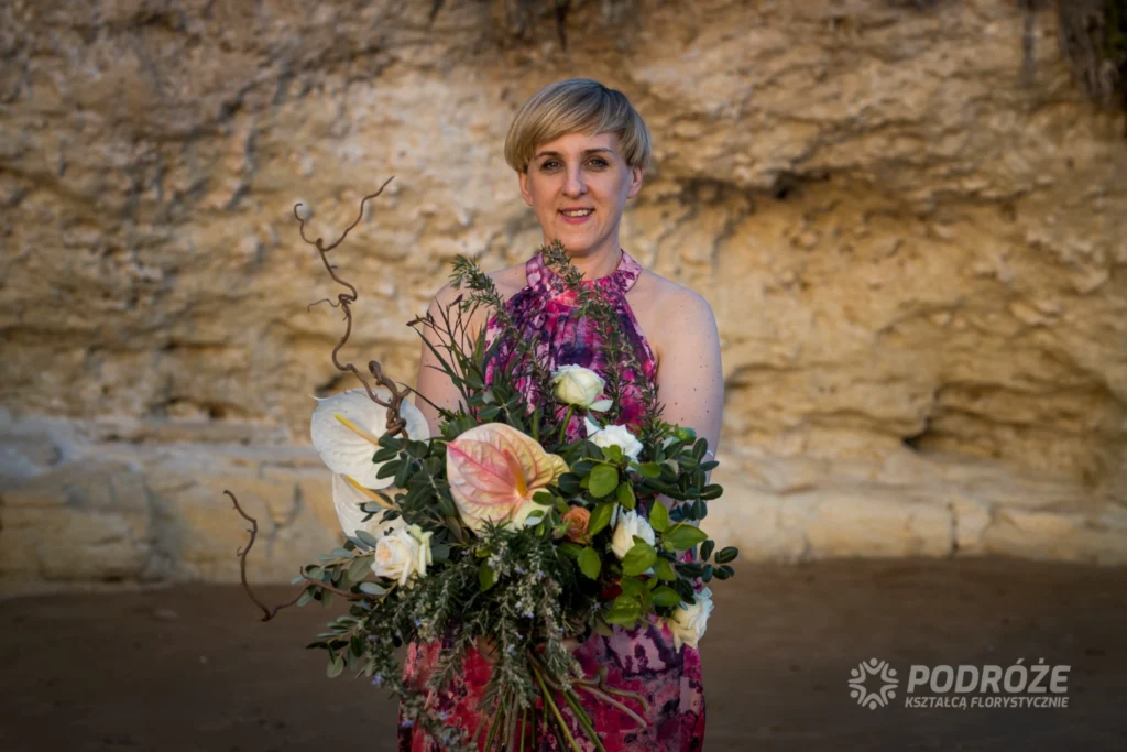 Marzena Morawska z własną kompozycją kwiatową podczas warsztatów florystycznych