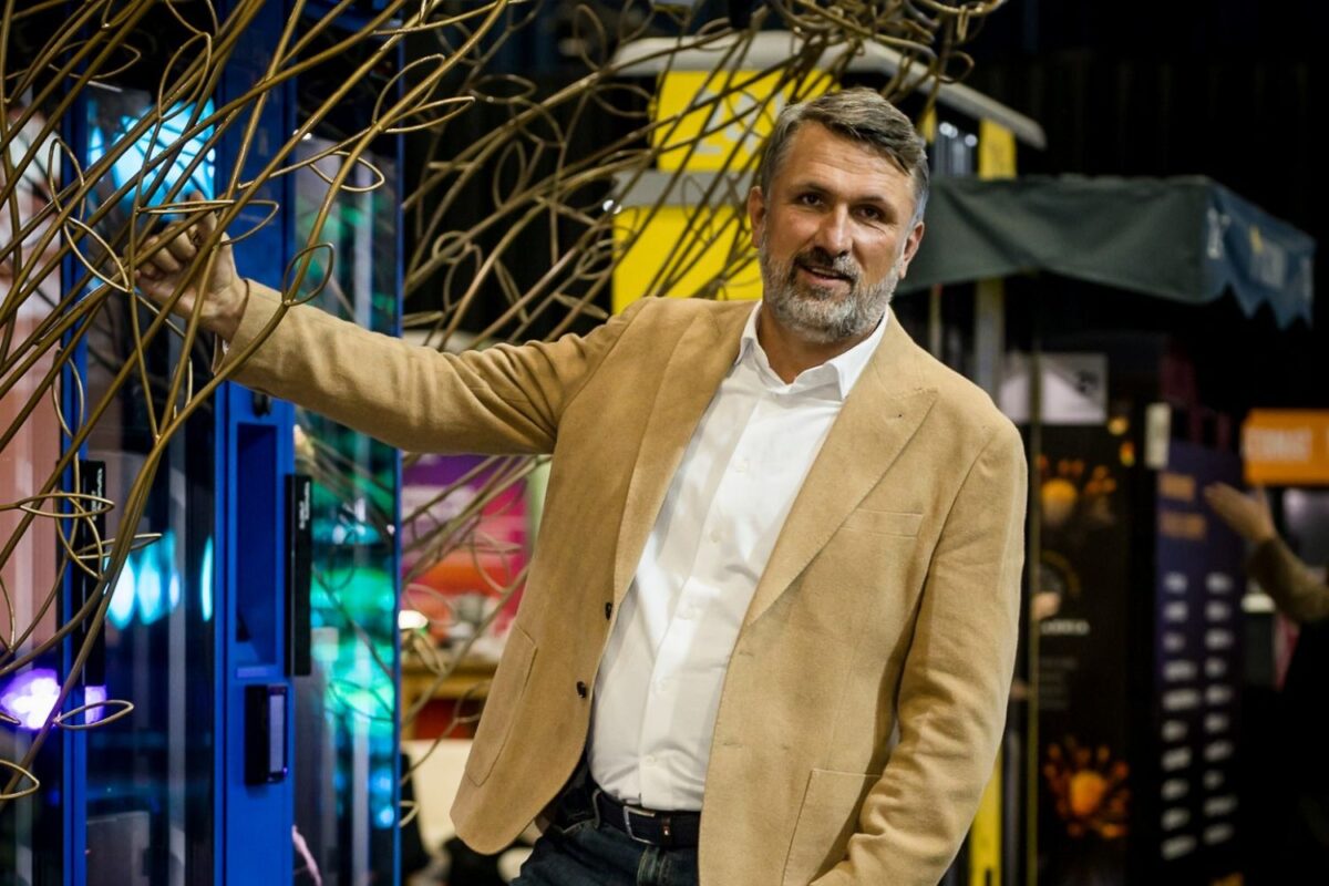 Andrzej Dąbrowski przy Kwiatomacie – twórca systemu VendiFlor i koncepcji Operatora Kwiatomatów