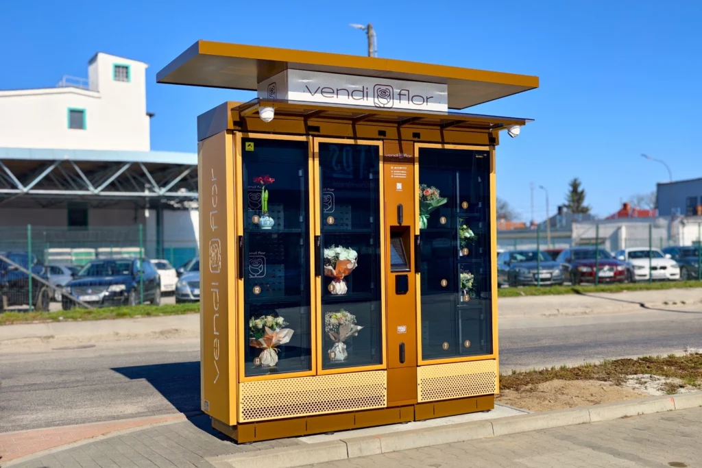 Kwiatomat VendiFlor ustawiony przy centrum handlowym, umożliwiający całodobową sprzedaż bukietów w modelu 24/7