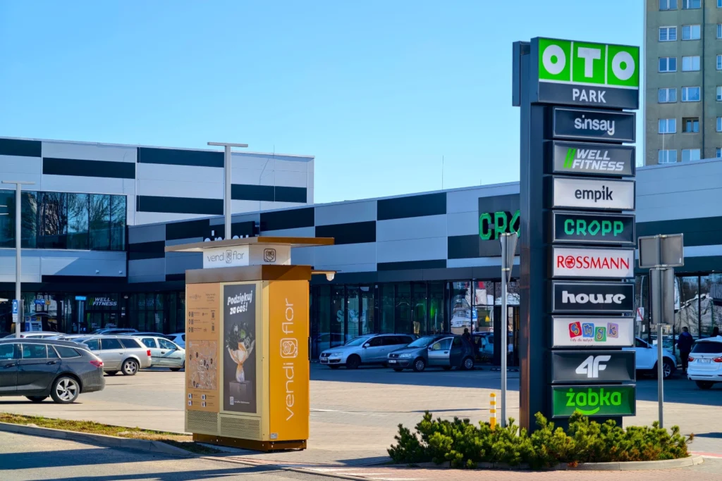 Kwiatomat VendiFlor ustawiony przy centrum handlowym, umożliwiający całodobową sprzedaż bukietów w modelu 24/7