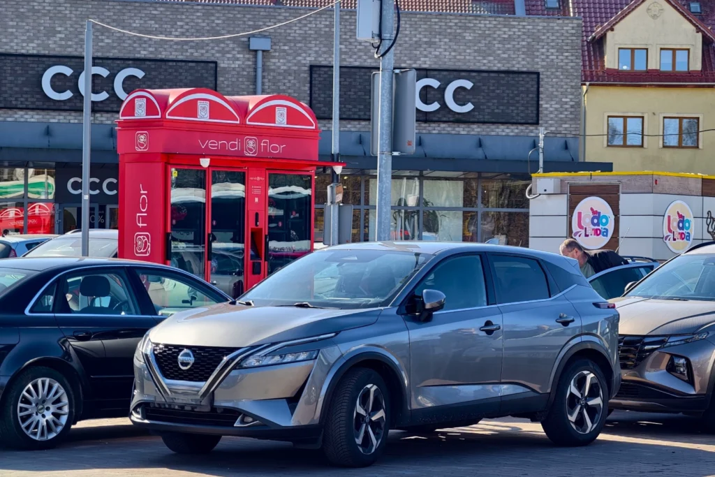 Kwiatomat VendiFlor ustawiony przy centrum handlowym, umożliwiający całodobową sprzedaż bukietów w modelu 24/7