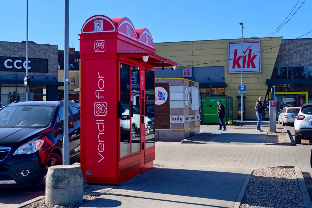 Kwiatomat VendiFlor ustawiony przy centrum handlowym, umożliwiający całodobową sprzedaż bukietów w modelu 24/7