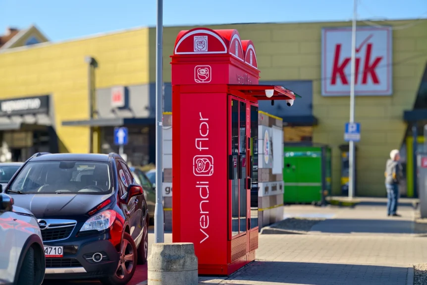 Kwiatomat VendiFlor ustawiony przy centrum handlowym, umożliwiający całodobową sprzedaż bukietów w modelu 24/7