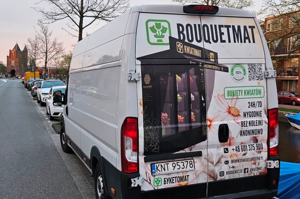 Fiat Ducato Maxi firmy Florand podczas podróży do Holandii po świeże kwiaty i rośliny do własnych kwiaciarni. Zdjęcie ilustruje artykuł o nowych przepisach dotyczących tachografów obowiązujących od 1 lipca 2026 r.