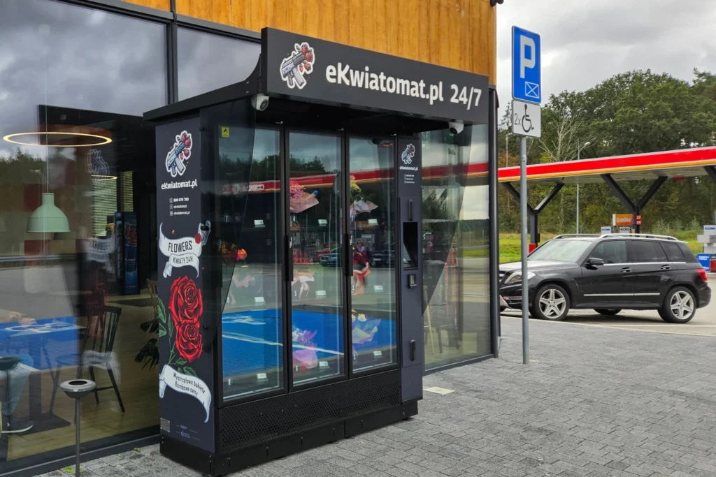 Kwiatomat z bukietami kwiatów działający przy polskiej stacji benzynowej, umożliwiający zakup świeżych kwiatów przez całą dobę.