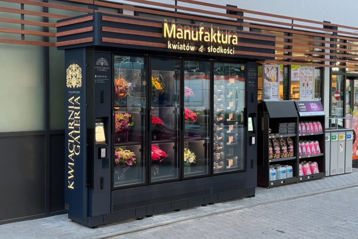 Nowoczesny Kwiatomat przy stacji ORLEN oferujący świeże bukiety i słodkości przez całą dobę.