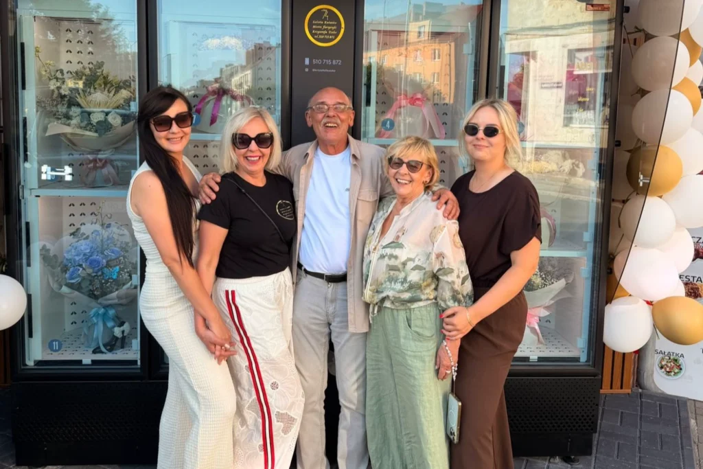 Trzy pokolenia rodziny Uszko podczas otwarcia Kwiatomatu Galerii Kwiatów w Skwierzynie.
