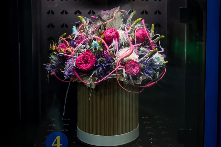 Autorski flowerbox Tomasza Maxa Kuczyńskiego prezentowany w Kwiatomacie KwiatOn – przykład sprzedaży rzeczywistych bukietów online.