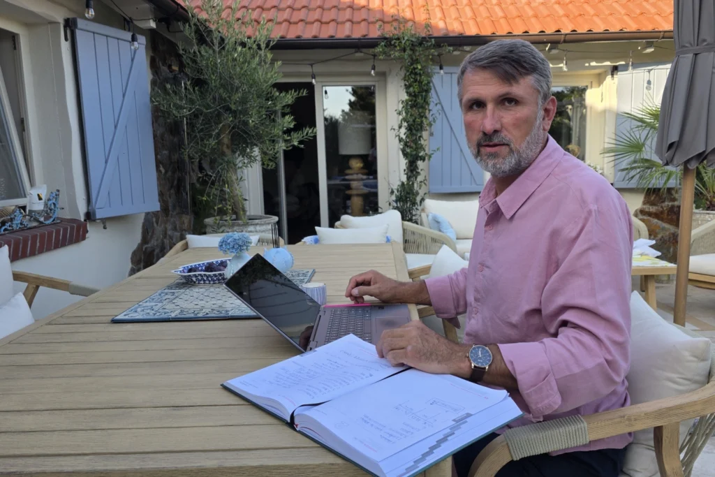 Andrzej Dąbrowski podczas pracy nad Kalendarzem Florysty 2027 – jedenastą edycją publikacji dla branży florystycznej