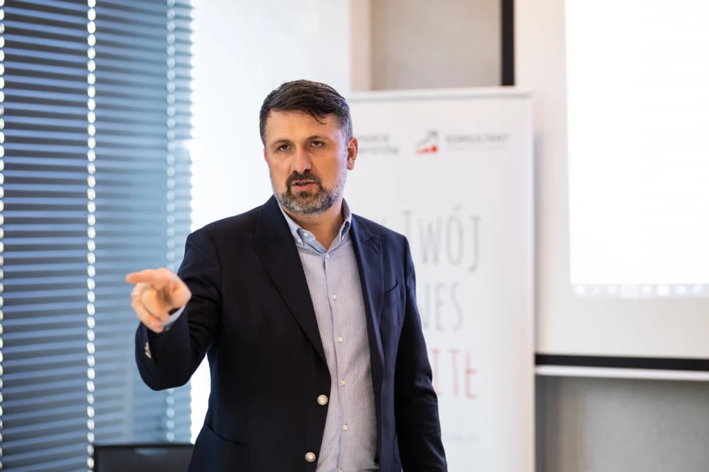 Andrzej Dąbrowski prowadzący szkolenie biznesowe dla przedsiębiorców z branży florystycznej