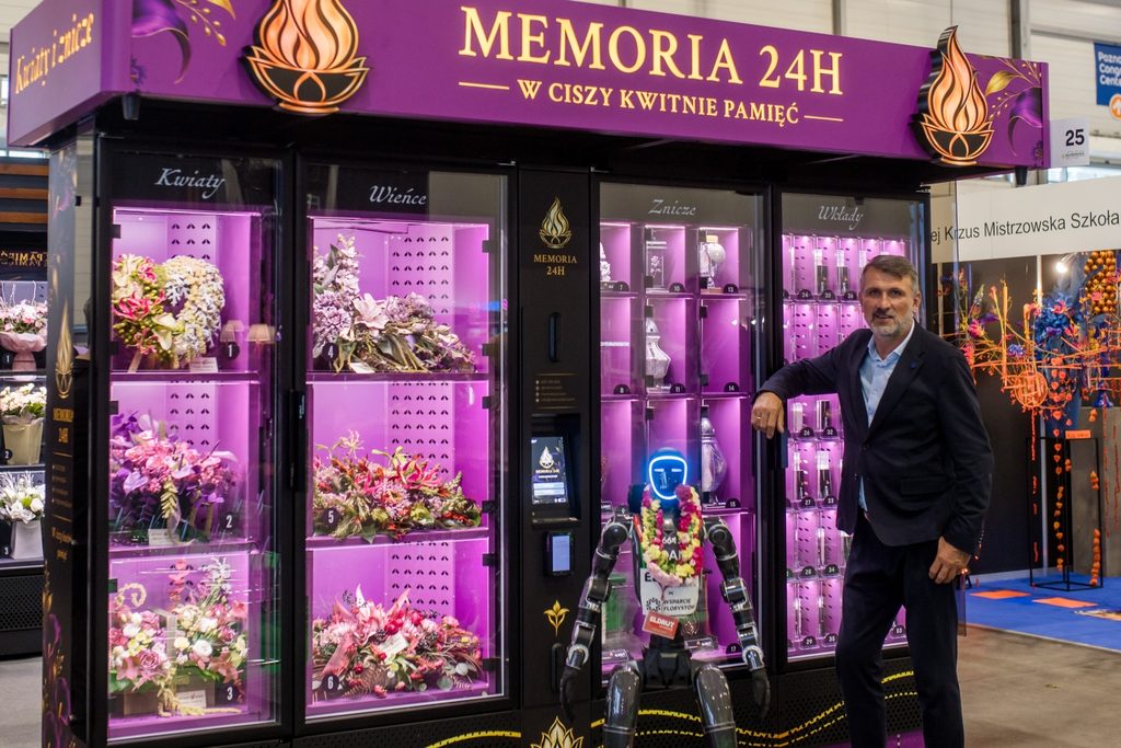 Kwiatomat Funeralny i Zniczomat MEMORIA 24H zaprezentowane na targach Gardenia 2026 w Poznaniu – automatyczna sprzedaż kompozycji nagrobnych, wieńców i zniczy przez całą dobę.