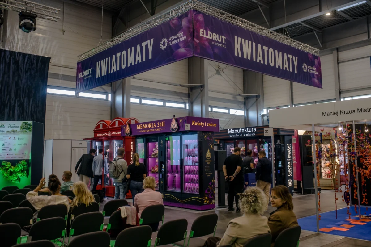 Stoisko Wsparcie Florystów × Eldrut Automatics na targach Gardenia, z prezentowanymi kwiatomatami i odwiedzającymi.