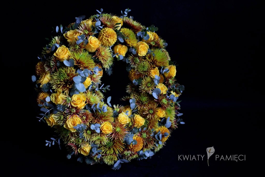 Naturalny wieniec funeralny z żółtych róż, chryzantem i eukaliptusa, wykonany przez pracownię florystyczną Kwiaty Pamięci.